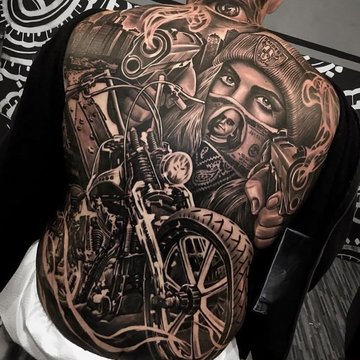 Harley Bike Tattoo auf dem Rücken in Realismus-Stil