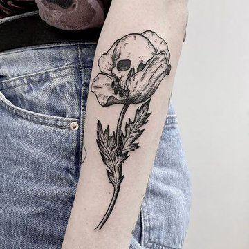 Totenkopf mit floralen Details