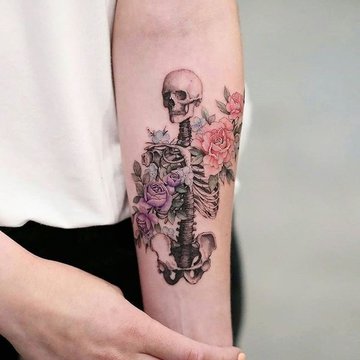 Weibliches Totenkopf-Tattoo mit floralen Ornamenten