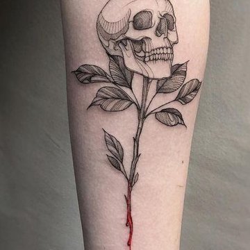Totenkopf mit floralen Details