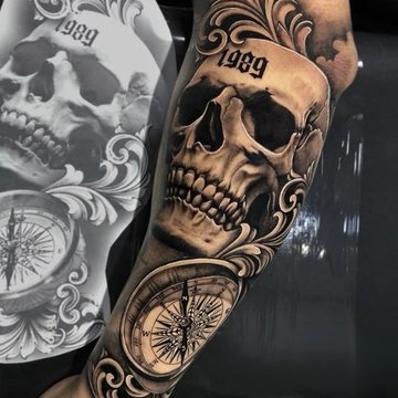 Tattoo mit Totenkopf und Kompass