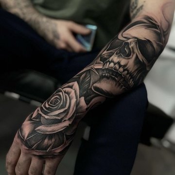 Realistisches Totenkopf-Tattoo auf dem Oberarm