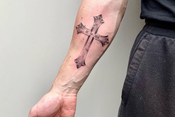 Tattoo mit Kreuz und Datum auf der Hand