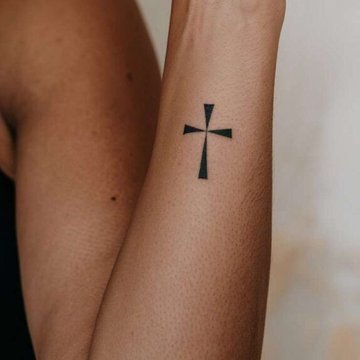 Kreuz Tattoo mit Dotwork-Effekten am Handgelenk
