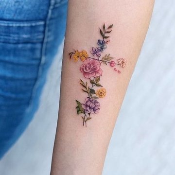 Handtattoo mit Kreuz und Rosenmotiv kombiniert